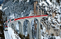 Red Train from Rhätische Bahn。摄影：Jan Geerk。January 28, 2012。瑞士，Graubünden，Landwasser Viaduct。为了拍到这张照片，拍摄者在雪中翻山越岭，然后在非常低的温度下等这趟火车