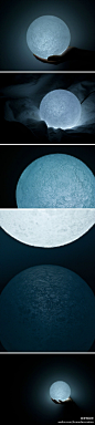 家饰杂志："the moon”灯具，由设计师eisuke tachikawa设计——按照日本探月卫星kaguya拍摄的月表3D影像资料，在灯具的表面再现月球起伏凹凸的地形，通过内置Led灯，营造柔和浪漫的月光场景。@家饰杂志栾林霖 @li颖颖颖