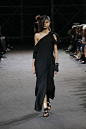 Yohji Yamamoto Spring 2019 Ready-to-Wear Fashion Show : The complete Yohji Yamamoto Spring 2019 Ready-to-Wear fashion show now on Vogue Runway.