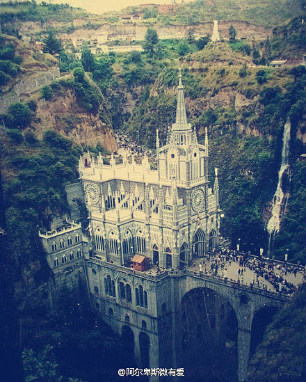 哥伦比亚一座名叫Las Lajas的教堂...