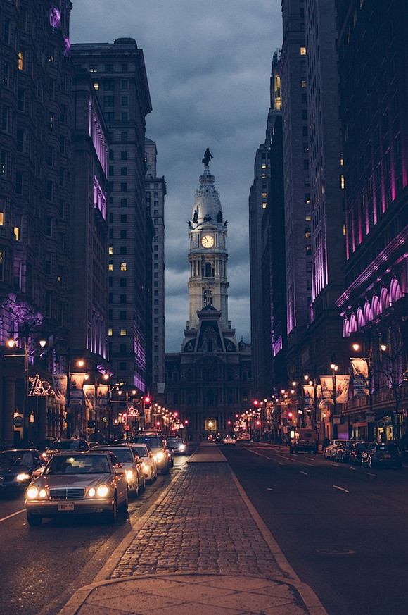 从街上看自由钟 ，费城自由钟是费城的象征...