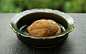 丸ボーロはポルトガル北部に伝わるクッキーに似た焼菓子が江戸時代に日本へ伝わったものだと言われています。
その後、伝来当時のレシピを受け継ぎながらも、日本の気候や風土に合わせ、素材の配合や焼き方などが少しずつ改良され、現在のかたちになりました