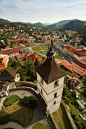 Kremnica, Slovakia。斯洛伐克克雷姆尼察，位于该国中部，由班斯卡·比斯特理察州负责管辖。由于当地金银矿藏丰富，克雷姆尼察在公元10世纪的时候就已经成为斯洛伐克的重镇之一，1328年，Karol Robert国王敕令建城并建立了国家造币厂。这里出产的达卡金银币是欧洲古玩市场上最强手的钱币之一，到了14世纪的时候，这里出产的金子超过了欧洲的其他金矿，所以，这里被称为“金城Kremnica”。黄金贸易的发达带动了这个城镇的发展，也引来了许多能工巧匠。1950年，克雷姆尼察被确定为历史遗迹保护区。