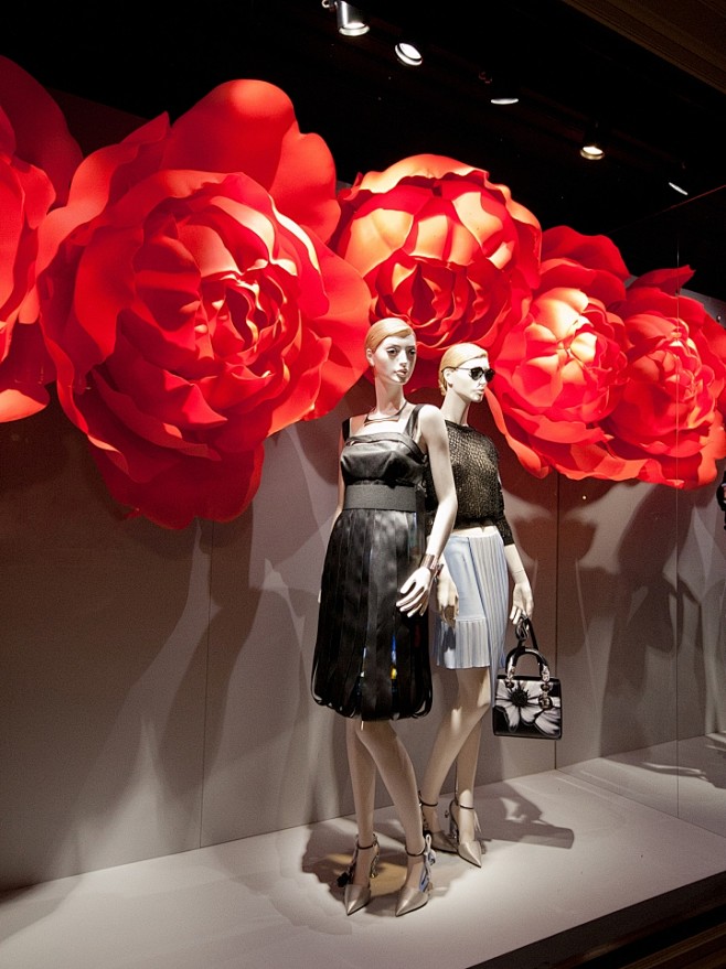Dior（迪奥）玫瑰花夏季巴黎櫥窗