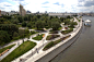 莫斯科Krymskaya堤岸改造 / Wowhaus : Wowhaus :   最近才与Muzeon公园和中央艺术家之家分开的Krymskaya河堤，已经被改造得面目全非，曾经是一条道路现已变成了行人和自行车的车道。放置了喷泉，波浪形状的艺术家展馆已经取代了混乱的展览区，散布着长凳的小山已经成为景观公园的一部分，从Krym...