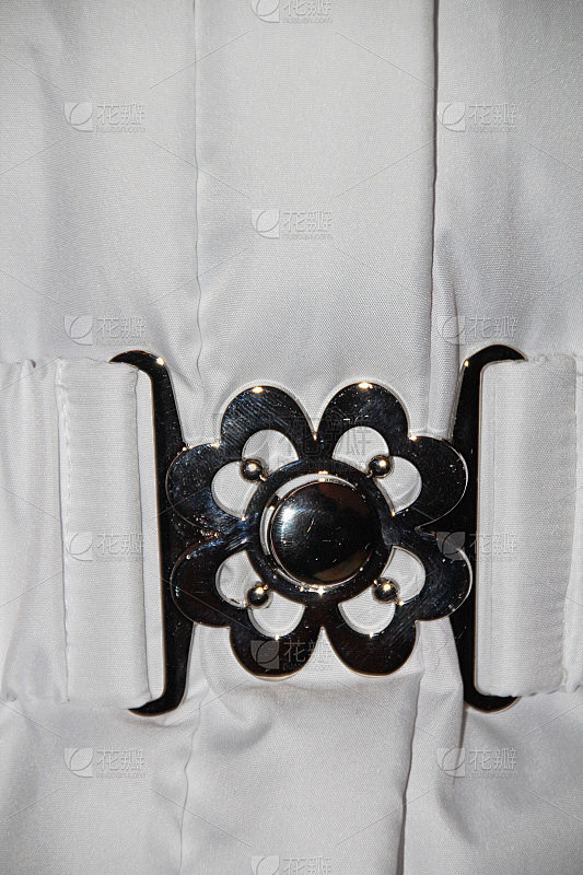 腰带和装饰扣在布衣上，特写。