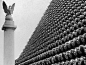 1918年，美国纽约用缴获的德军钢盔筑起的一座金字塔