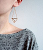 Geometric triangle pyramid metallic dangle earrings, geometric earrings.的图片@北坤人素材