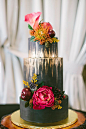 鲜花婚礼蛋糕,土豪金。来自：婚礼时光——关注婚礼的一切，分享最美好的时光。#蛋糕#