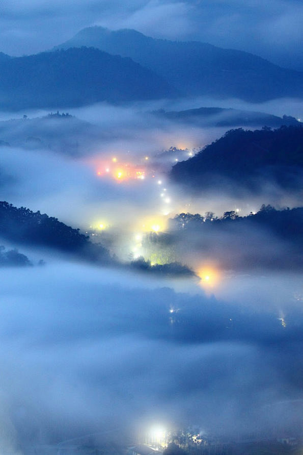 山峦静默，雾霭将浮在空气里的光团晕染开，...