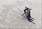 双腿瘫痪的流浪狗遇到了它世界里最温暖的姑娘 - 这只狗叫Leo。 当时，一个加拿大姑娘在泰国的一个海滩上发现他的时候，他还没有名字。 拖着两条瘫痪的后腿。。在沙滩上爬着。