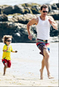 被誉为全球最性感的男人的马修·麦康纳（Matthew McConaughey），私底下也是好爸爸一枚。白背心+花色沙滩裤，和4岁的儿子Levi在沙滩上疯玩得不亦乐乎。 
