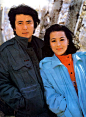 1979年，因拍风光片《漓江恋》卢君与陈肖依相识相爱，1984年两人合作电影《幸福在你身边》后，结下一段姻缘，但以分手告终。