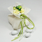 在意大利用撕裂的婚纱面料包裹喜糖，是一种吉祥的象征。该款喜糖袋采用意大利双层采纱面料包裹而成，色彩柔和，手感平滑。束口处精选唯美的aitificial花束，如新娘捧花般完美，适合于烘托高雅的婚礼气氛。
#包装盒# #喜糖盒# #礼物# #结婚# #请柬#
