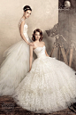法国 Papilio 服装品牌2013新款婚纱系列，这次他们用层叠复古的蕾丝和褶皱设计，本季推出的系列是白色和粉色系，大面积的立体蕾丝和花朵图案的运用，使得空气 — 人人小站