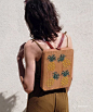 原木+皮革+十字绣：土耳其设计师Merve Burma和木制包袋品牌Grav Grav - 手工客，高质量的手工，艺术，设计原创内容分享平台