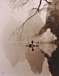 郎静山老先生(1892-1995)将中国绘画的原理应用到摄影上，影中有画，画中有影，很难想象在没有电脑PS的胶片时代竟能得到这样的画面，将中国风的元素在相片里表现得淋漓尽致。