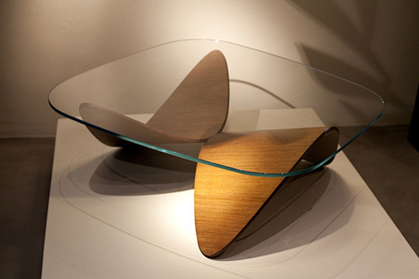 #家具设计#咖啡桌的设计使用了两块镜像的...