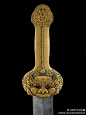 #兵器#【 明永乐 《金银嵌宝石兽面纹铁剑》 】长：90.3cm，约1420年制作。这把罕见的宝剑为英国利兹（Leeds）皇家军械博物馆于1991年以十万英镑购藏。据传为永乐皇帝赠送给西藏寺庙活佛的礼物，整个剑身镶嵌了许多珍贵的黄金和宝石装饰，剑柄为龙头造型，并镶以宝石为眼。