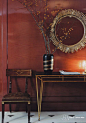 中国红搭配巧克力深棕和暖棕色，别样的情愫，油然而生。古典的桌柜家具、搭配现代的抽象插画和其他创意家具，新中式风格演绎的别具风味。