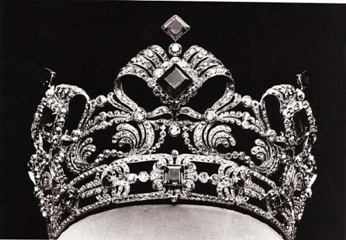 这顶王冠的拥有者是奥地利最后一任皇帝的母...