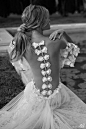 【Idan Cohen 发布2017#婚纱# 2】设计师在新季带来令人赞叹的细节设计，迷你蕾丝披肩、美丽的蝴蝶结、梦幻般的背部花卉“脊柱”设计，相信每位看过的新娘都会为之迷恋。