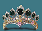 【伊朗 绿宝石王冠】1958年纽约珠宝商哈利·温斯顿，为设计为礼萨·巴列维与法拉赫皇后婚礼设计，南美祖母绿、粉钻、黄钻、及铂金。这是法拉赫皇后最喜欢的王冠，经常在很多场合佩戴。