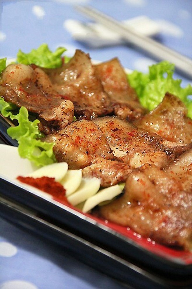【茶香烤肉】食材：五花肉、生菜、配料：绿...