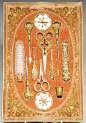 欧洲19世纪20世纪初期女性使用的精美针线盒。一般配有剪刀、 小刀、 裁纸刀、 香水瓶、 卷尺、 针一例、 顶针、 两个锥子、 开瓶器、 指套。大多使用纯银或黄金、 母贝、 象牙、 玳瑁等材质