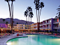 柔和的色彩：加州棕榈泉假日酒店-设计之家