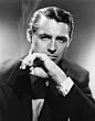 加里·格兰特 Cary Grant（1904-01-18至1986-11-29）英裔美国演员。1999年被美国电影学会选为百年来最伟大的男演员第2名。1904年生于英国，14岁时加入鲍勃·潘德（Bob Pender）的喜剧剧团。1920年随剧团到美国进行为期两年的巡演，后决定留在美国发展。1933年主演影片《侬本多情》，得以扬名好莱坞。他票房最成功的作品是与希区柯克合作的影片《西北偏北》。1970年获得荣誉奥斯卡奖。1986年11月28日，格兰特突发中风，溘然辞世，遵循他的遗愿，骨灰被洒在太平洋中。