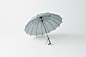 【能自己站着的伞】日本的nendo 设计工作室设计了一款名为“Stay-Brella”雨伞，和别的伞没什么区别，不过在手柄处弯钩变成了两支直角，你还是可以把它靠在墙角，挂在绳子上，如果实在没地方放，它的优势就体现了，你还可以让它自己站着，就那么萌萌哒地站着。