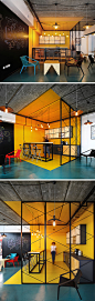 室内设计理念 - 使用颜色来定义一个区域//在办公室内的这个厨房里，明亮的黄色墙壁，地板和天花板清晰地界定了这个区域，而室内设计师则使用了一个十字形地板颜色来勾画出一个休闲的休息区厨房。