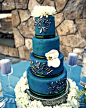 个性婚礼策划“梦幻蓝调元素 炎夏中的清凉婚礼”-蓝色蛋糕搭配白色蝴蝶蓝，高雅华丽。蓝色虽然不够大胆 - 爱乐活 - 品质生活消费指南