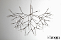 形态自然的灯具 / Bertjan Pot - 灯具 - 室内设计师网受到独活属植物的影响，荷兰设计师 Bertjan Pot 为家具品牌 Moooi 设计的全新LED灯具设置了若干“白色叶子 / 镜片”，像一个分叉的树枝，其形态兼具技术性和自然美感。这款灯具名为“heracleum”（独活属），设计师在灯具表面覆盖了一层导电层，这个纤细脆弱的灯具不能使用常规电线。设计师用一种金属线框制作了灯具的大形态，装饰在“枝杈”上的塑料镜片作为叶子，被63个 LED 灯照亮。这些发光的叶子可以自由旋转并根据需要移动