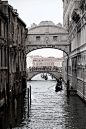 威尼斯叹息桥建于1603年，因桥上死囚的叹息声而得名。据说恋人们在桥下接吻就可以天长地久。这两个联系在一起真是令人费解。