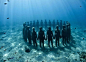 这些人物群雕表面附着了很多珊瑚，在水下不断生长、演变。 这一令人印象深刻的作品是由英国艺术家Jason Decaires Taylor创作的。“沉默的演变”于2010年11月完成，是Decaires Taylor最近在水下博物馆展出的四件雕塑装置中的最新作品。