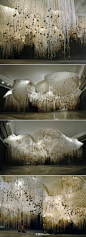 [【艺术创意】装置，Soo Sunny Park] - 《Vapor Slide》（水蒸汽幻境），材料：塑料杯、回形针、鹅卵石、棉绳、乳胶漆等。