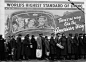 在洪灾过后，人们排队领取救济，讽刺的是背后的海报

1937年，美国，Margaret Bourke-White摄 #人文纪实#