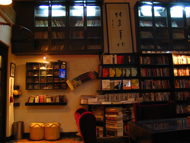 纯真年代书吧是杭州第一家集书文化和吧文化...