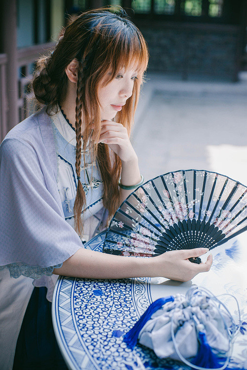 秋风多，雨相和，帘外芭蕉三两棵，夜长人奈...