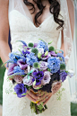 蓝色和紫色搭配的手捧花
更多婚礼手捧花>>http://t.cn/8slhW0h