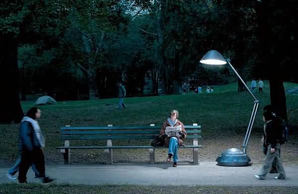一盏巨型台灯被安置在美国纽约市某公园的长...