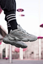 adidas,Yeezy 500,上脚,发售  海盐 Yeezy 500 上脚真的帅！明天买不买？看看小编提前展示吧