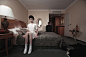 【摄影】《Hotel Room》（旅馆房间），来自比利时女摄影师Lisa Carletta，创作于2009年，她的官方网站：http://t.cn/8si1BL2（可能需要代理）。