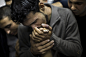 拍摄於加沙城一个停尸间，Daloo 家庭中有四名孩子，在受到以色列导弹攻击之后死亡，家人伤痛告别，低声说「ma’a salama」，即是「再见」。(by Bernat Armangue)