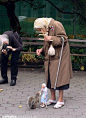 之前imgur上有网友发了一张特别暖心的图片：一位老奶奶操控“老奶奶”提线人偶给小松鼠喂食。。。后来有一位网友脑洞大开。。就有了第二张图。。
