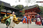 当地时间2016年1月4日，日本京都，Shimogamo神社内，民众身着传统贵族服饰玩“蹴鞠”。Reuters