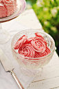 Rose-shaped meringues 