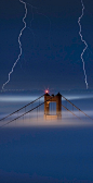 Lightning at the Golden Gate Bridge covered by ...  在金门大桥被闪电

